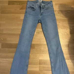 Fina lågmidjade jeans  -  Jag säljer ett par lågmidjade jeans från Lager 157 i storlek XXS. Jeansen är använda men i mycket gott skick och ser nästan nya ut.💕🤍