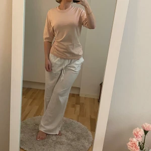 Kortärmad finstickad tröja - Ljusrosa tröja från Lindex. Storlek m.