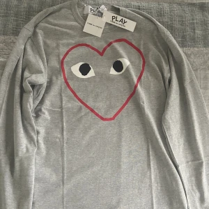 Play Comme des Garcons - Aldrig använd