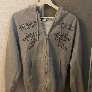 Bling lucid Grå  - Hej! Säljer denna för att jag inte gillar den längre och för att jag inte använder längre Den är i bra skick 9/10 Använd få ggr  Köpt för 799 kr Pris kan diskuteras ✅ Vid frågor skriv 💬 