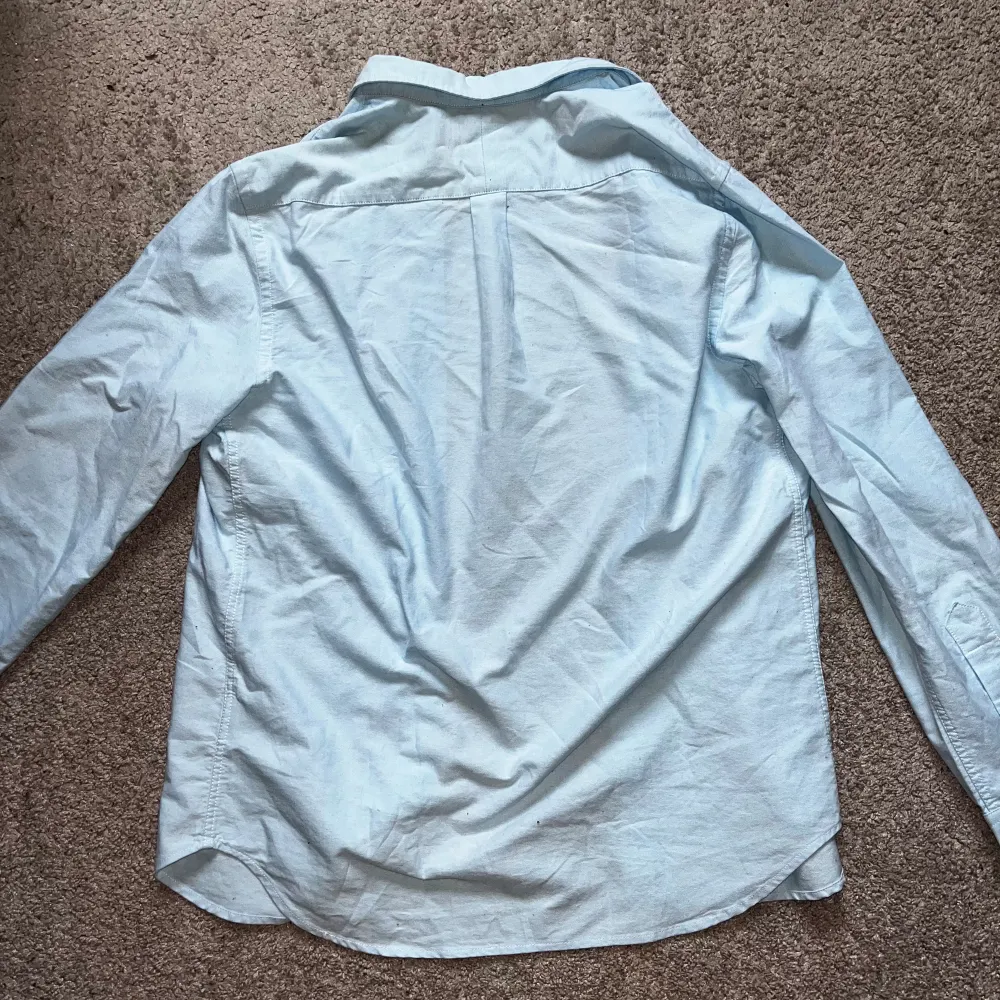 Tvär feta ljusblå Ralph Lauren skjorta som passar till alla lägen, dessutom aldrig använd och priset är inte heller hugget i sten!!. Skjortor.