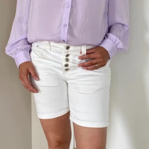 Shorts vita Stl S - Nyskick! Supersköna stretchiga shorts med den berömda stjärnan bak på fickan. Ni som har dem eller provat vet att de är så sköna! Stl S. 