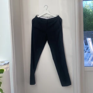 Kostymbyxor  - Jag säljer ett par kostymbyxor från hm i storlek 36.