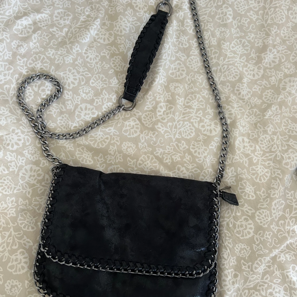 svart väska med kedja  - 90