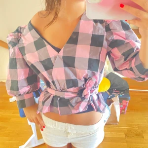 Cool tröja - Säljer denna fina rutiga blusen ifrån zara 