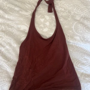 Brun topp - En fin topp med öppen rygg, du knyter banden runt nacken☀️✨ den är använd men fortfarande i bra skick😊