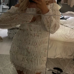 Sommarklänning  - Supersöt sommarklänning från nelly. Så fint skick,säljes då den inte kommer till användning 