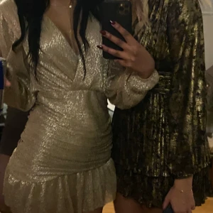 Guld klänning  - Jättesnygg klänning från Lvcilia. Passar super till fest! Den är i jättebra skicka då jag använt den 1 gång. 