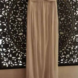 Nelly maxi klänning 36 - Fint skick, klänning från nelly i strl 36 I beige 