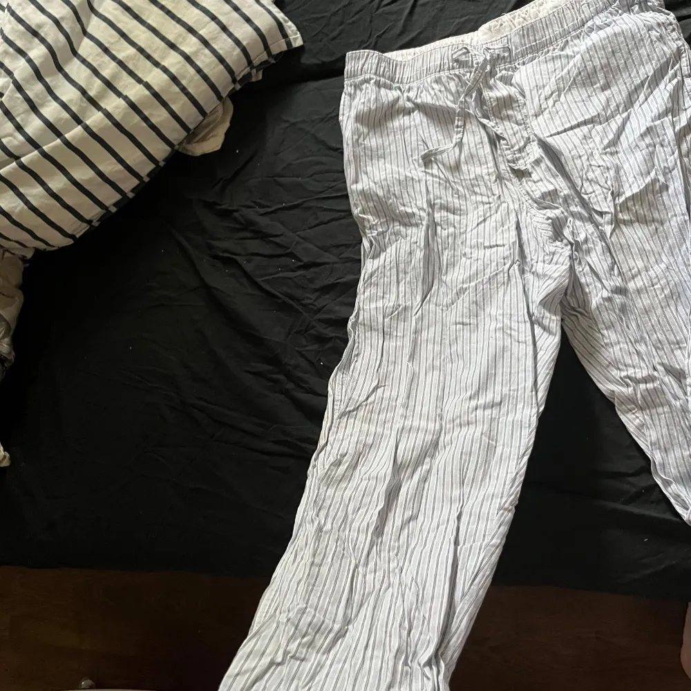Fina pyjamasbyxor i randigt mönster från H&M. Använda men frf bra skick! Strl M. 50kr och köparen står för frakten💕. Farkut & Housut.