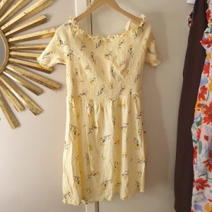 klänning  - off shoulder klänning 