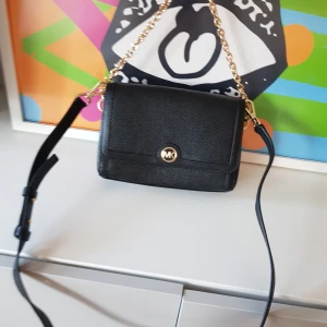 Michael Kors väska  - Svart äkta väska från Michael Kors i fint skick 