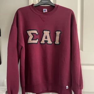 Russel Athletic sweatshirt - En vinröd retrotröja ifrån Russel Athletic. Sparsamt använd och inga tecken på slitage! Storlek XL, men sitter som M/L