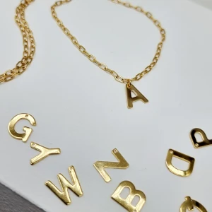 Handgjort halsband  - Handgjort  halsband med bokstäver 🖤Följ :@ekjewelryofficial🤲  🔗⛓️Material- rostfritt stål. Längd: 45cm. Bokstäver-1cm