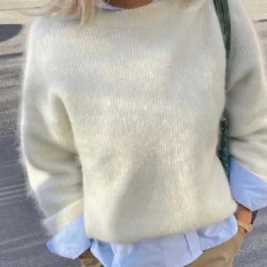 Arket stickad tröja - Jättefin och gosig stickad mohair tröja från arket! Lånad bild på första, andra bild min egna. Säljer pga den inte kommer till användning🌸Köptes för ungefär ett år sen, begagnad men i fint skick! 