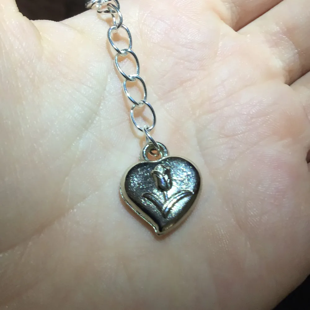 ✨Ett fint hand gjort örhänge som är ett hjärta och har en tulpan på sig❤️🌷🤭!det finns inga defekter och aldrig tidigare andvända🪩😻🫶🏼. Asusteet.