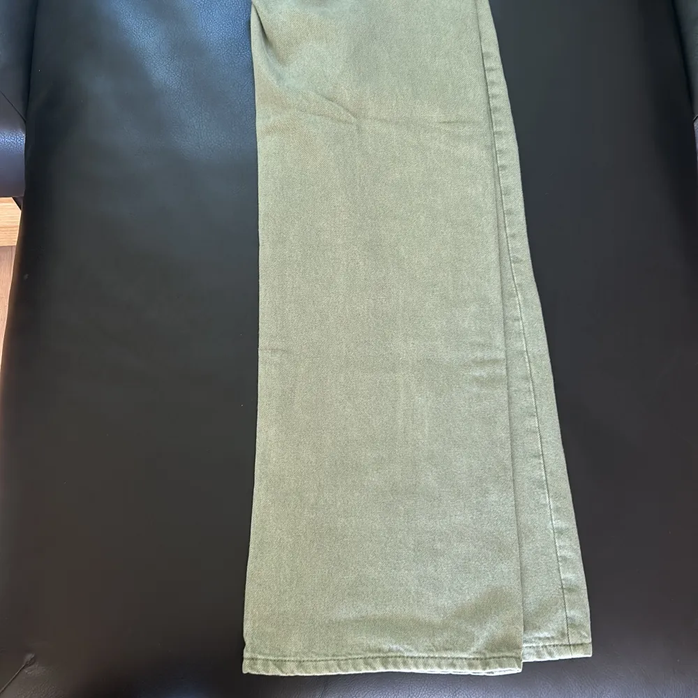 Ett par jeans från lager 157. Jag har använt dem bara endast en gång.  Färget är typ olivgrön.  Priset kan diskuteras!!!. Jeans & Byxor.