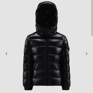 Moncler  - Säljer min fina moncler jacka i modell Bady, då den inte kommer till användning den är i bra skick och självklart äkta kvitto finns. Den är i storlek 14 year men passar XS-S, Nypris 9310, pris kan diskuteras 