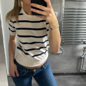 Stickad t-shirt från Zara - Säljer denna superfina stickade t-shirten i storlek XS från Zara då den inte kommer till användning, den är i nyskick och använd fåtal gånger💗Tryck gärna på köp nu!💗Pris kan diskuteras🥰