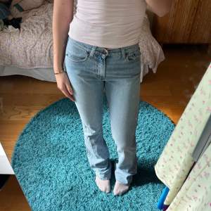 Så snygga ljusblåa bootcut jeans, skulle säga att de är midwaist och hyfsat långa i benen💋 (passar på mig som är 170cm💞) W28 L34, passar som storlek 36/s🤭. Köparen står för frakten!