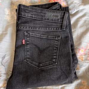 Levis jeans som är försmå för mig:) de är i bra skick! 