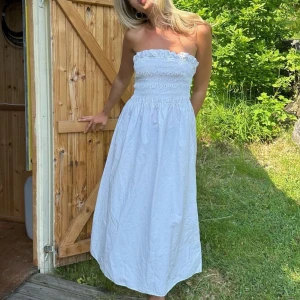 Sommarklänning - Säljer denna vita klänning som är så söt och charmig nu under sommaren! Den första bilden är lånad, men klänningen har exakt samma passform och de är nästan identiska (sista bilden är min)😇💕 storlek s men passar nog xs-m!