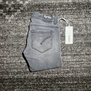 Dondup Jeans  - Tjena! Säljer ett par riktigt schyssta dondup jeans i modellen George. Skicket på jeansen är 9.5/10. Har du några frågor eller funderingar så hör av dig // IC_RESELL 
