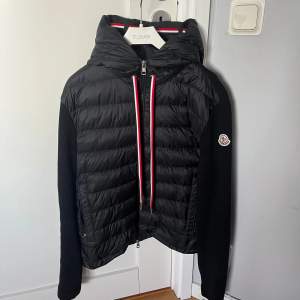 Säljer min Moncler cardigan som är storlek M. Den har inga skador och är nästan som ny. Såklart är den äkta!  Skriv för frågor!