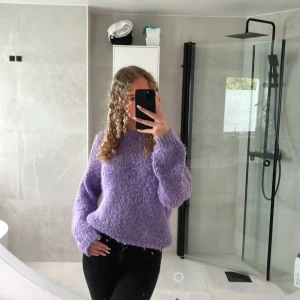 Fin stickadtröja - Säljer denna då jag aldrig använder den. Jättefin, inga defekter.