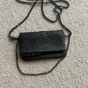 Zadig & Voltaire väska - Jättefin ÄKTA Zadig väska som jag köpte på nk för 2300kr, dustbag ingår💗💗 kan även tänka mig att byta mot någon annan väska.