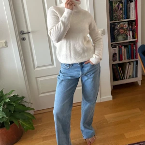 Stickad polotröja - Stockholm - Äggvit stickad polotröja från märket Stockholm 💗 innehåller 31% alpacka och 31% ull! Nypris 799kr. Knappt använd! 