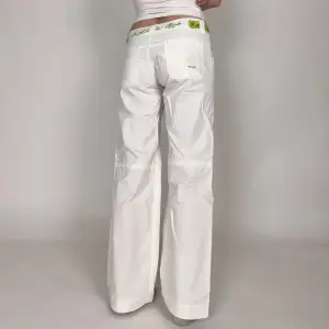 Snygga vita byxor från 2000-talet! Midjemått: 89cm Innerbenslängd: 82cm.  Jag på bilden har strl 38 på underdelar och är 170cm lång. Klicka på köp nu <3