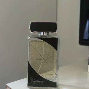 Lattafa najdia - Väldigt bra fräsch doftsom är perfekt nu till dom varma sommardagar. Den liknar invictus. Har runt 95 ml kvar och säljer pågrund av att jag tröttnat på den. Tar emot byten och priset kan diskuteras!