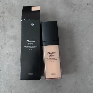 Foundation - Oanvända foundations från Kicks i färgen 02 Light! Man kan köpa en för 120kr eller båda för 200kr! Ord. pris: 229kr