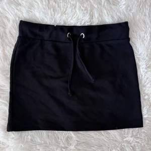 Svart minikjol  - Svart oanvänd minikjol med prislappen kvar. 