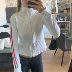 Zip-up tröja  - Vintage tröja från vinted🤍 Storlek M men sitter som en S beroende på hur man vill ha den!