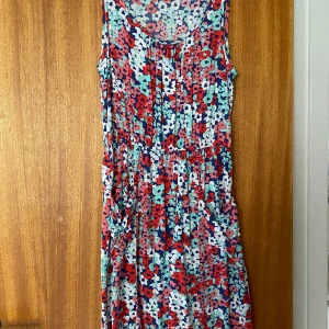 Klänning - Skön och somrig klänning med fickor! Perfekt för sommaren.