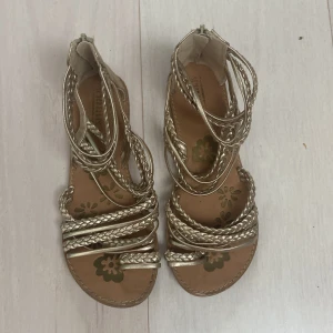 Sandaler  - Fina sandaler 36-37, använda men endå okej skick. Finns dragkedja där bak, Säljer pga av att de är för små, hör av er om övriga frågor