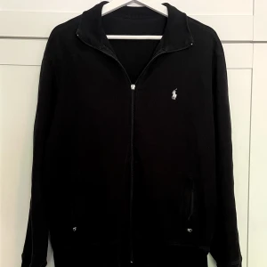 Ralphlauren zip - En skön ralphlauren zip i storlek m som är i fint skick men saknar en del av dragkedjan som lätt går att fixa. Dragkedjan funkar som vanligt bara att släden är borta.