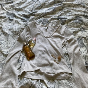 Nelly tröja  - Bra skick, andvänd få gånger, vet inte nypriset så sätter inte så dyrt 