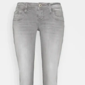 LTB jeans grå - Säljer dessa jättefina och eftertraktade ltb jeans i storlek W27/L32. De är knappt använda och i väldigt bra skick. Säljer pågrund av att de var lite för stora för mig så kan även tänka mig att byta mot ett mindre par🥰💓