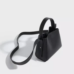 Gina tricot väska svart - Super fin väska från Gina Tricot. Använd Max 3 gånger och inga tydliga slitningar eller skador. Säljer pga att den ej kommer till användning ✨