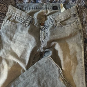 Lowrise bootcut jeans - Säljer dessa snygga jeans som jag har köpt här på plick. Midjemått- 37,5 cm rakt över Innerbenslängd- 80 cm