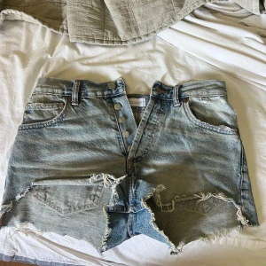 Supertrendiga Zara shorts - Säljer nu mina så snygga och trendiga Zara shorts då det tyvärr är för små för mig! De är mid/low- Rise, endast använda ett fåtal gånger  Köpta för 330 kr! Priset är diskuterbart  Mer bilder finns självklart att gå på begäran.