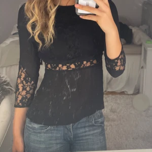 Blus - Jättesnygg blus med mesh detaljer 