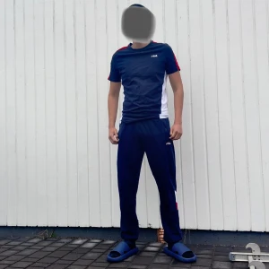 Trendig fila dress - En dress med en byxa och en t-shirt. Båda plaggen är i storlek s. Materialet är 80% bomull och 20% polyester. Bra i skicket, inte används ofta.