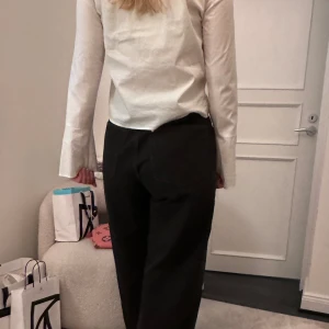 Kort skjorta  - Jättefin kortare skjorta som är använd bara få gånger. Den har dolda knappar och är i jättebra skick! 🥰passar även s och xs!