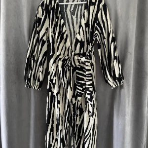 Klänning från H&M - Mönstrad klänning från H&M i storlek S. Använd 2 gånger, som ny. 200:-  Köparen står för frakten.