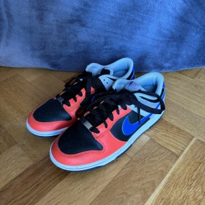 Nike Dunk Low - Nike Dunk Low EMB NBA 75th Anniversary Knicks Köptes för 1700kr  Har använts cirka 10 gånger Originalkartongen finns ej kvar.