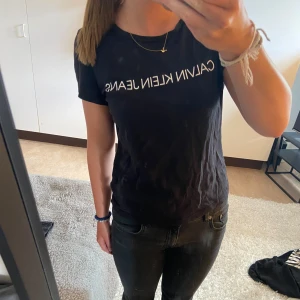 Calvin Klein T-shirt  - Säljer en fin Calvin Klein T-shirt i väldigt bra skick. Kommer inte till användning längre och är nästan aldrig använd, köpt för 220kr säljs för 150kr